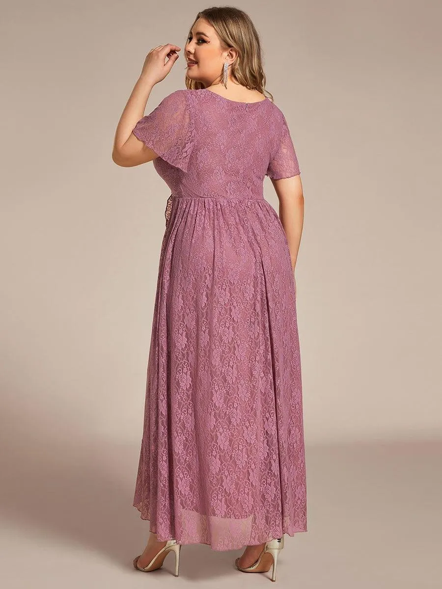 Robe de mère de la mariée formelle plissée à col en V et à volants en dentelle