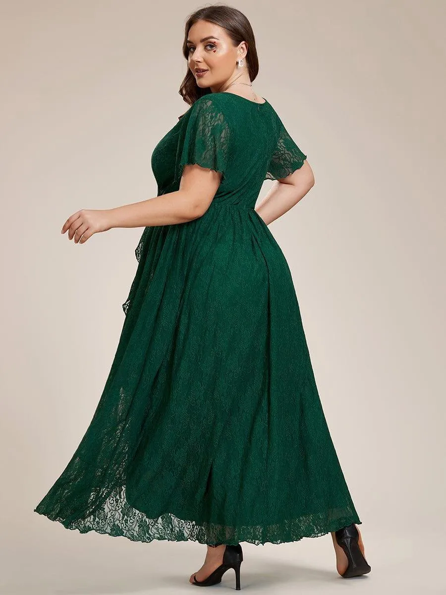 Robe de mère de la mariée formelle plissée à col en V et à volants en dentelle
