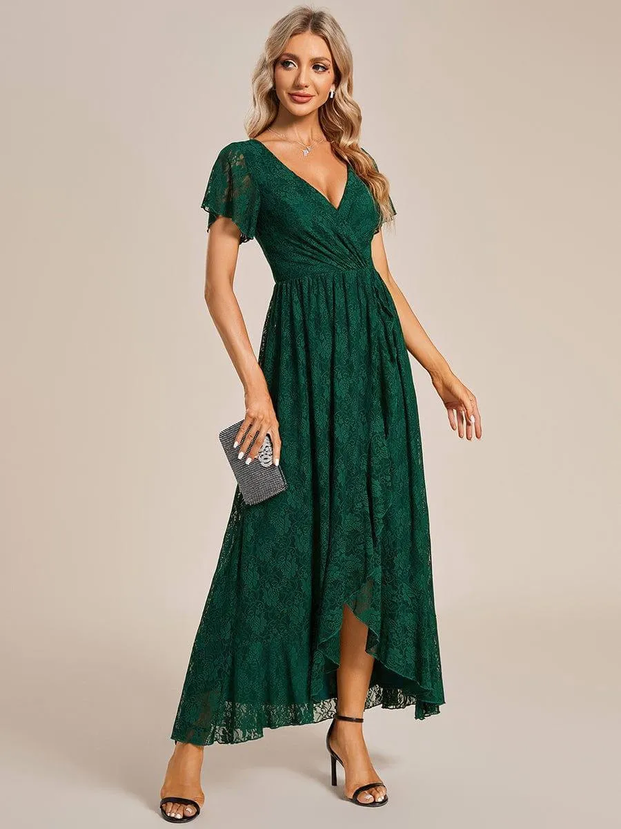 Robe de mère de la mariée formelle plissée à col en V et à volants en dentelle