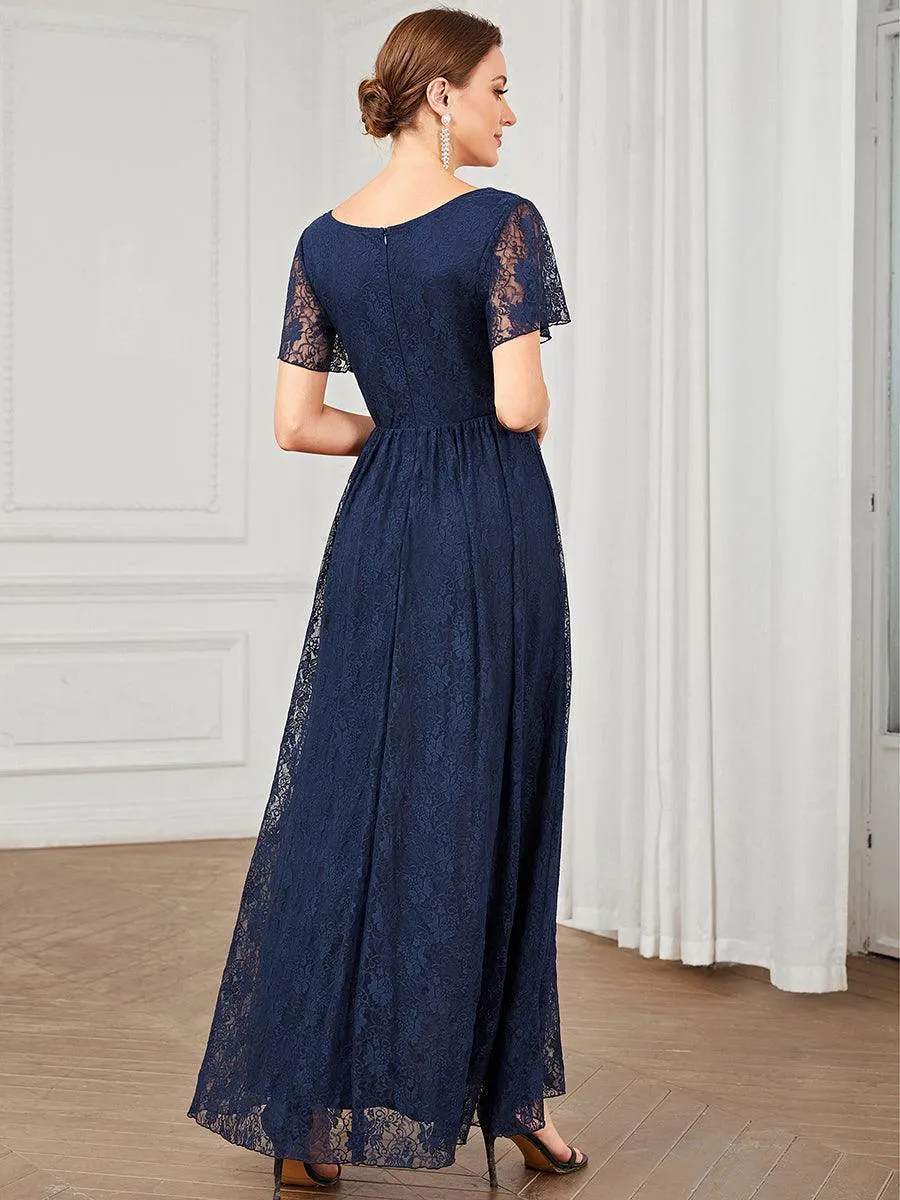 Robe de mère de la mariée formelle plissée à col en V et à volants en dentelle