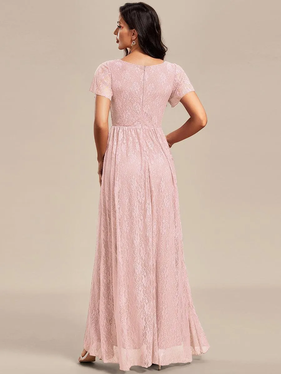 Robe de mère de la mariée formelle plissée à col en V et à volants en dentelle