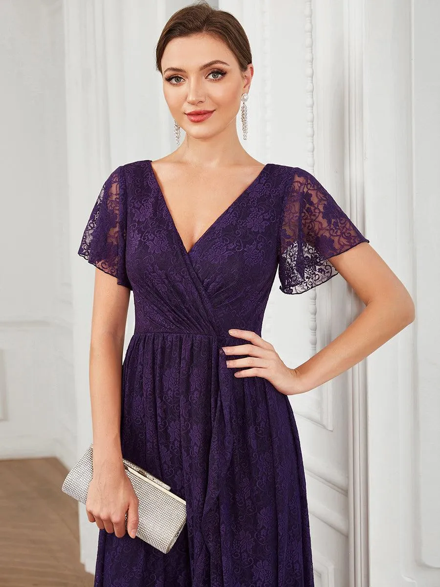 Robe de mère de la mariée formelle plissée à col en V et à volants en dentelle