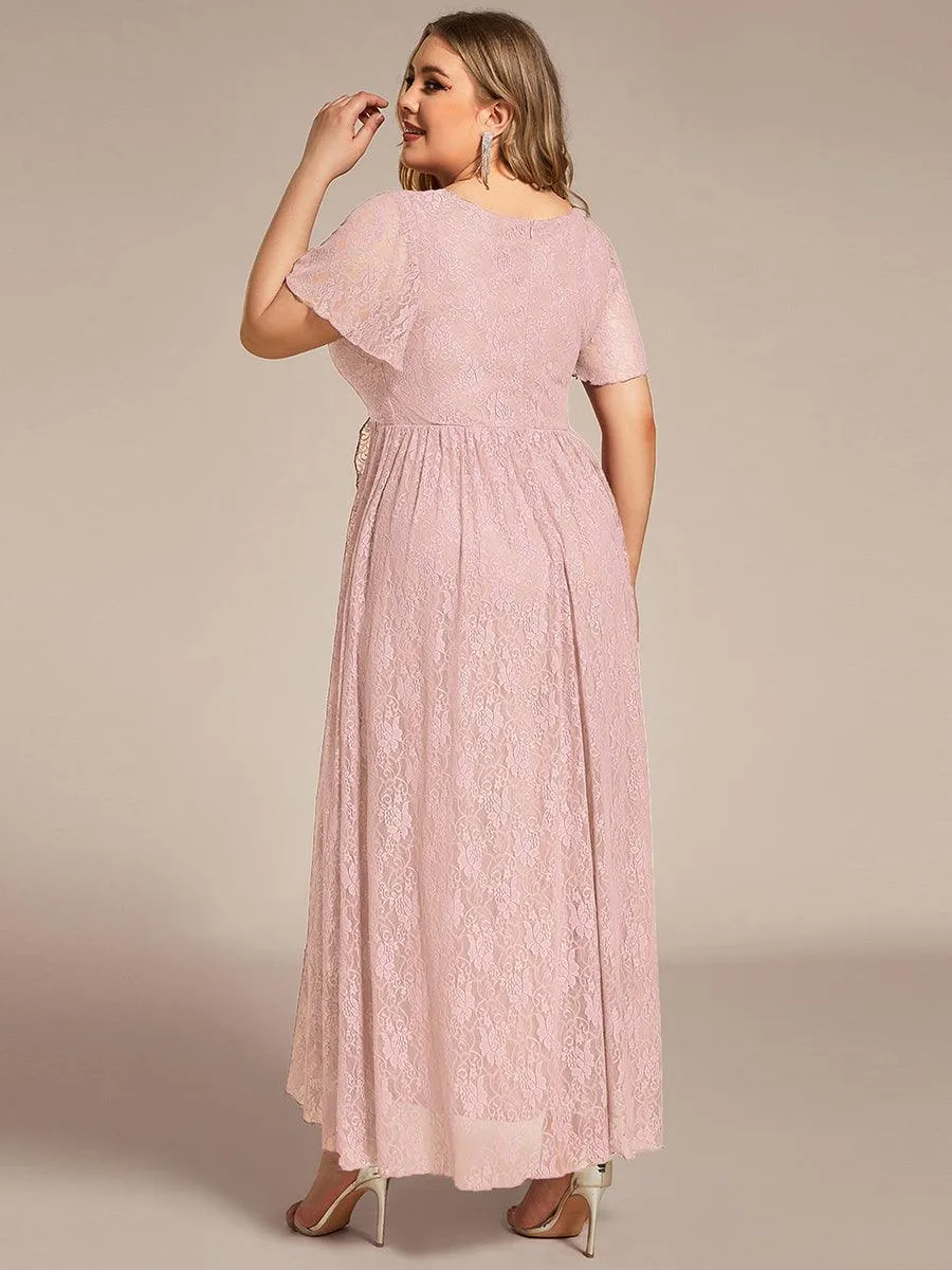 Robe de mère de la mariée formelle plissée à col en V et à volants en dentelle