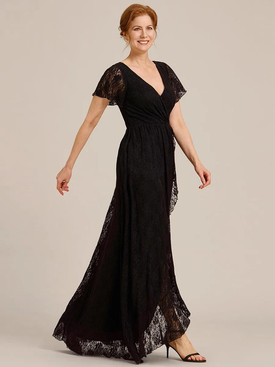 Robe de mère de la mariée formelle plissée à col en V et à volants en dentelle