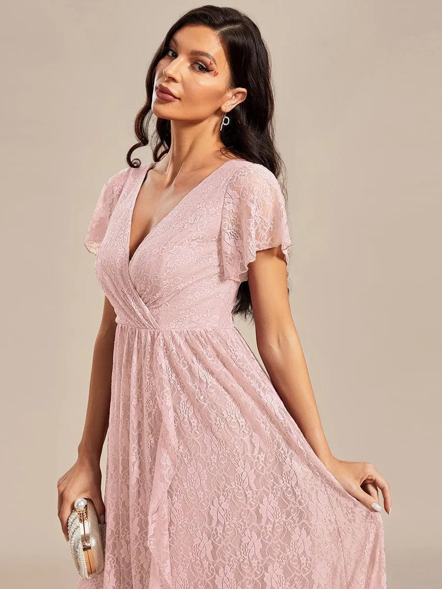 Robe de mère de la mariée formelle plissée à col en V et à volants en dentelle