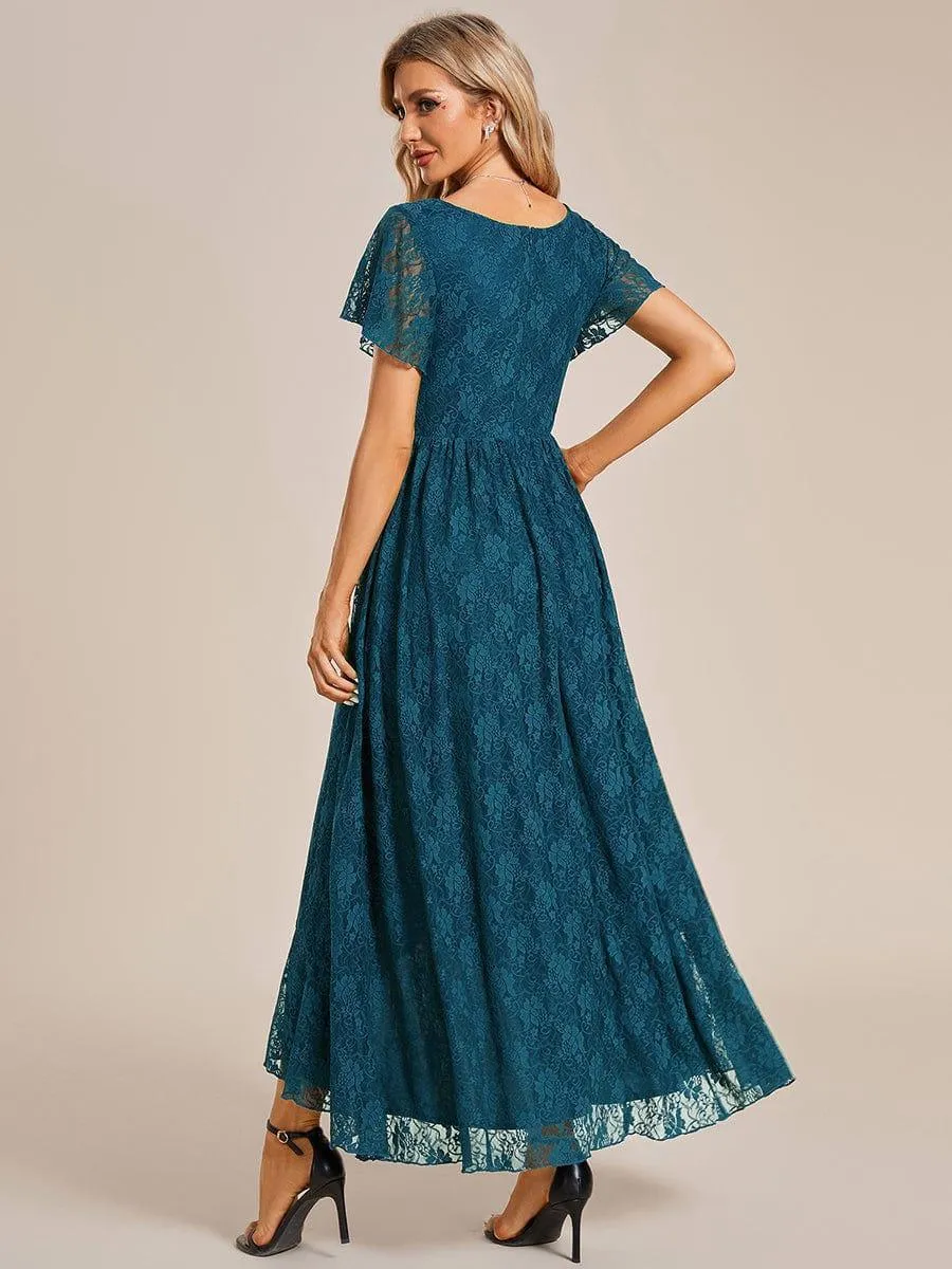 Robe de mère de la mariée formelle plissée à col en V et à volants en dentelle