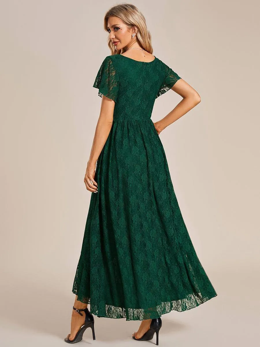 Robe de mère de la mariée formelle plissée à col en V et à volants en dentelle