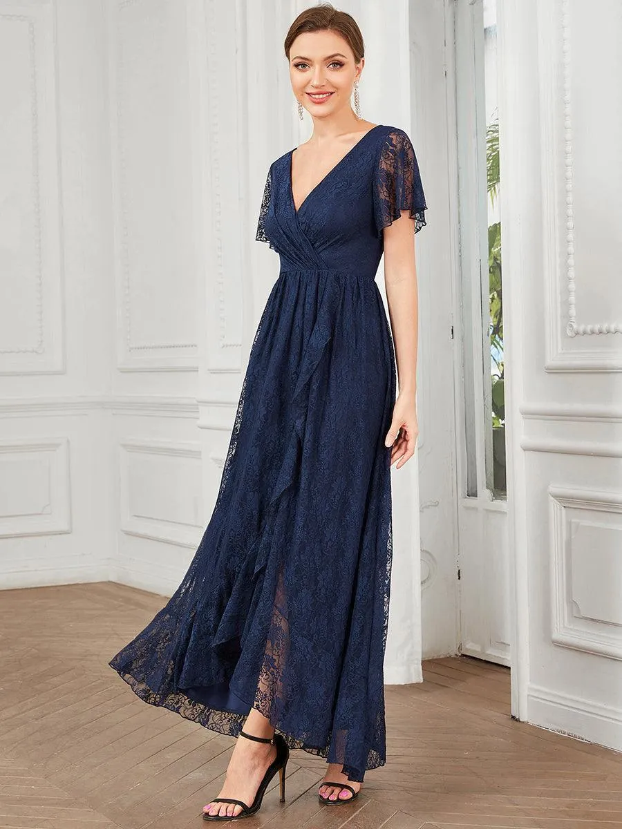 Robe de mère de la mariée formelle plissée à col en V et à volants en dentelle