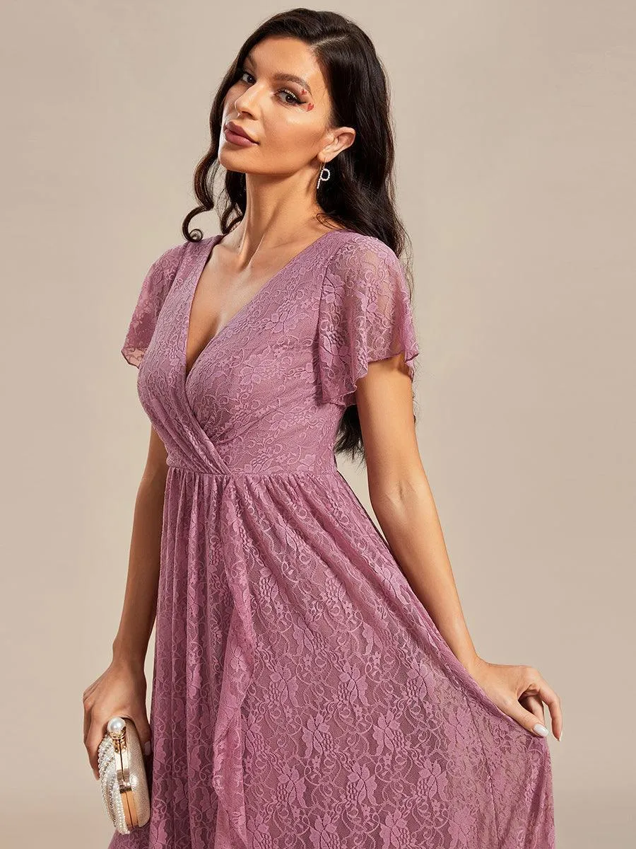 Robe de mère de la mariée formelle plissée à col en V et à volants en dentelle
