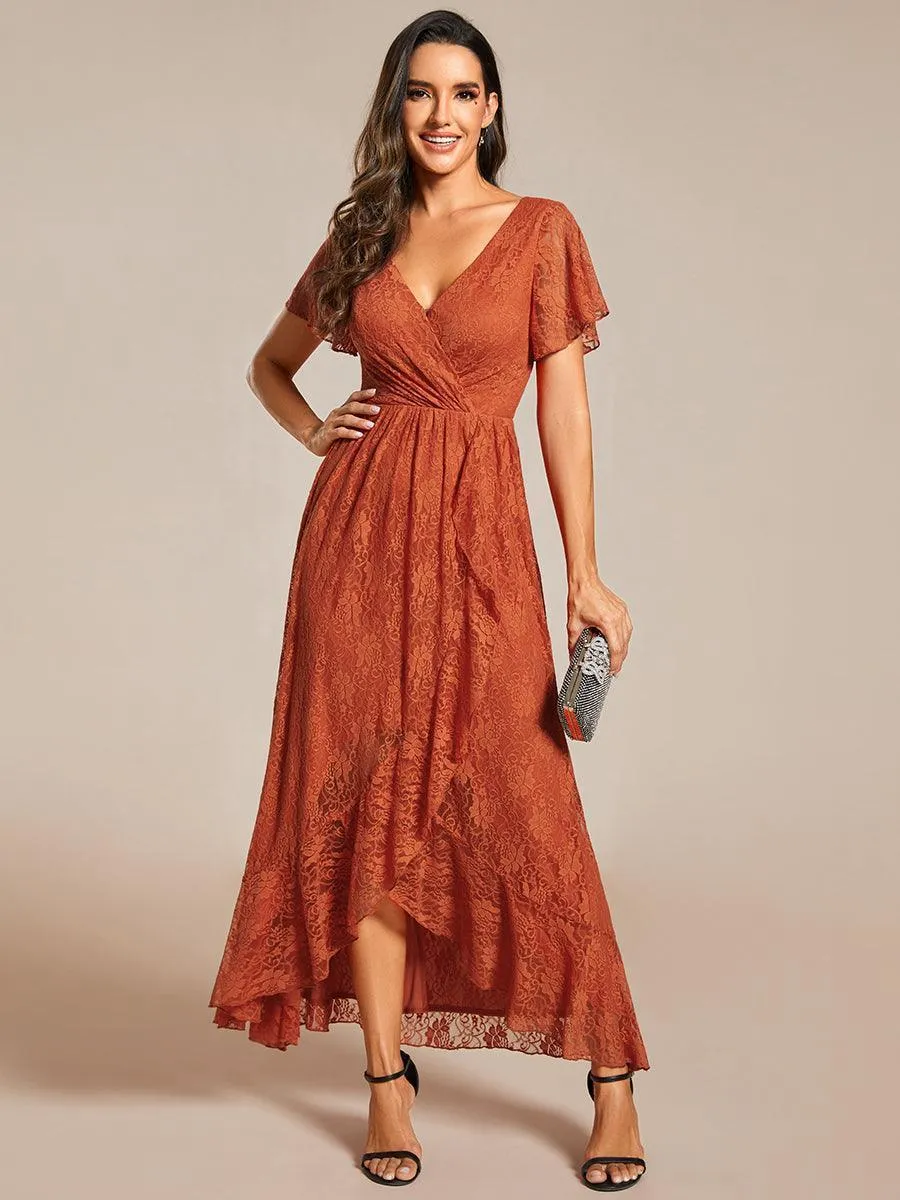 Robe de mère de la mariée formelle plissée à col en V et à volants en dentelle
