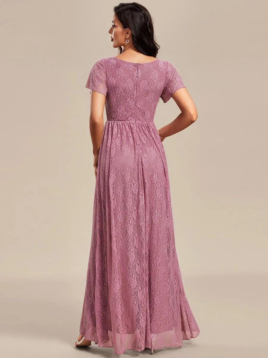 Robe de mère de la mariée formelle plissée à col en V et à volants en dentelle