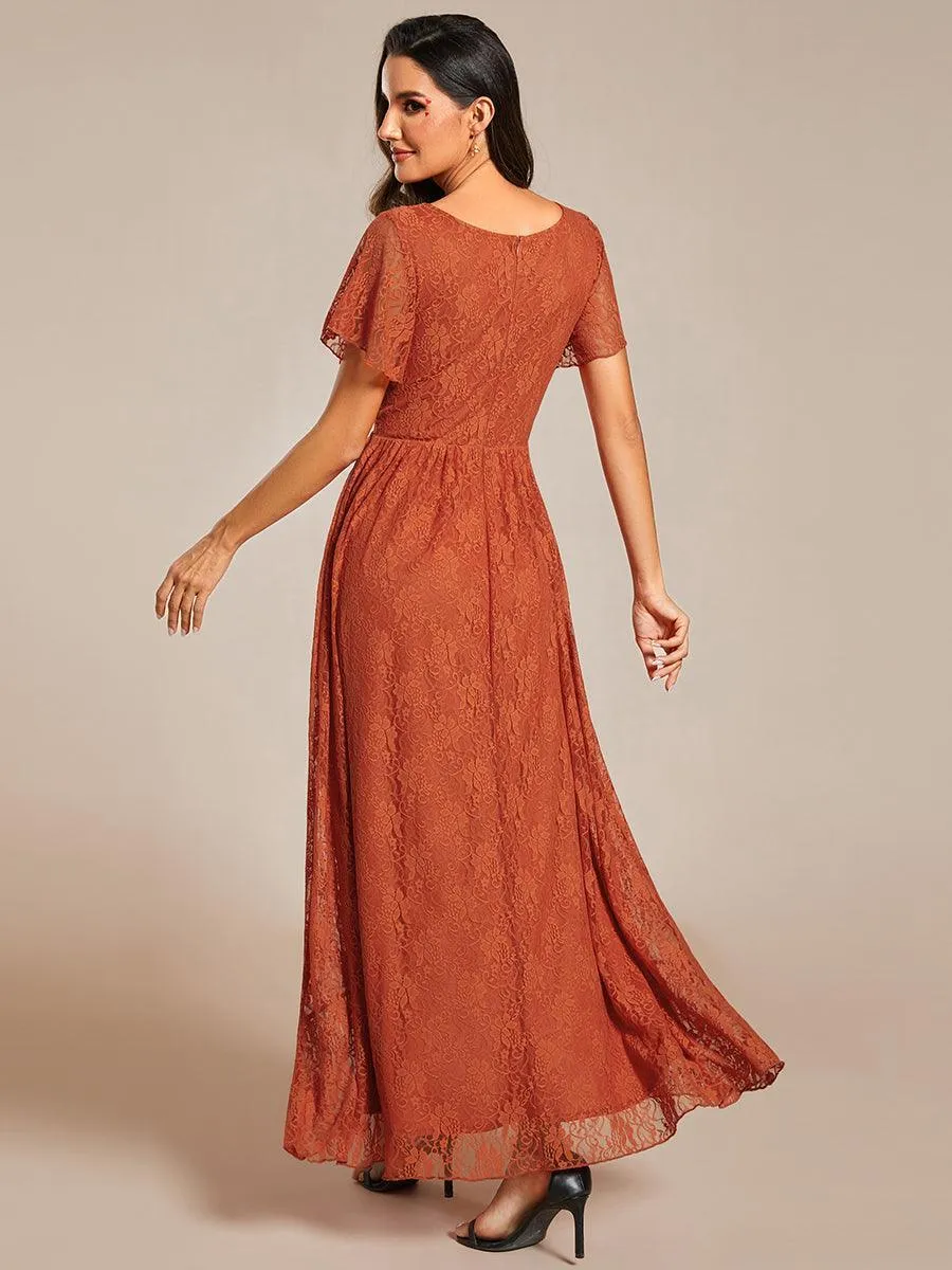 Robe de mère de la mariée formelle plissée à col en V et à volants en dentelle